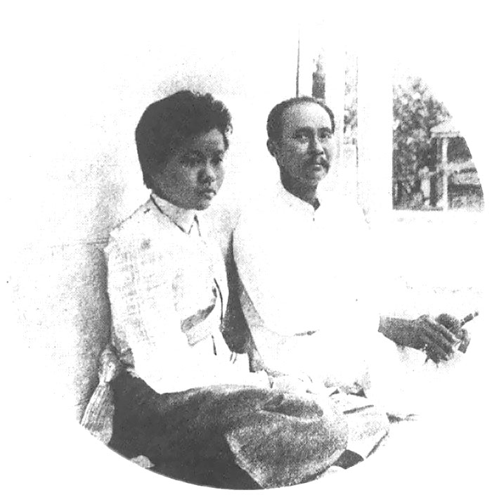 พระบรมรูปพระบาทสมเด็จฯ พระจุลจอมเกล้าเจ้าอยู่หัว กับสมเด็จพระเจ้าลูกเธอเจ้าฟ้านิภานภดล ฉายที่พระราชวังดุสิต