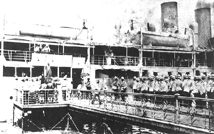สมเด็จพระบรมราชินีนาถฯ กลับจากส่งเสด็จในเรือพระที่นั่งมหาจักรี