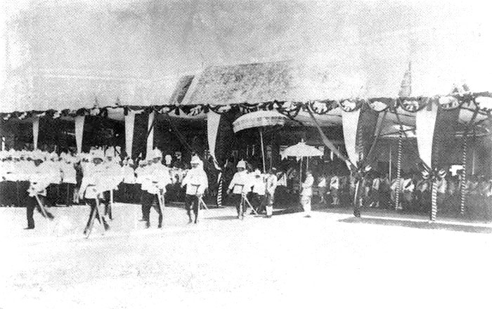 พระบาทสมเด็จพระจุลจอมเกล้าเจ้าอยู่หัว เสด็จลงเรือพระที่นั่งมหาจักรี